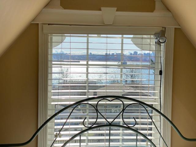 Ocean Breeze Executive Bed And Breakfast North Vancouver Eksteriør billede
